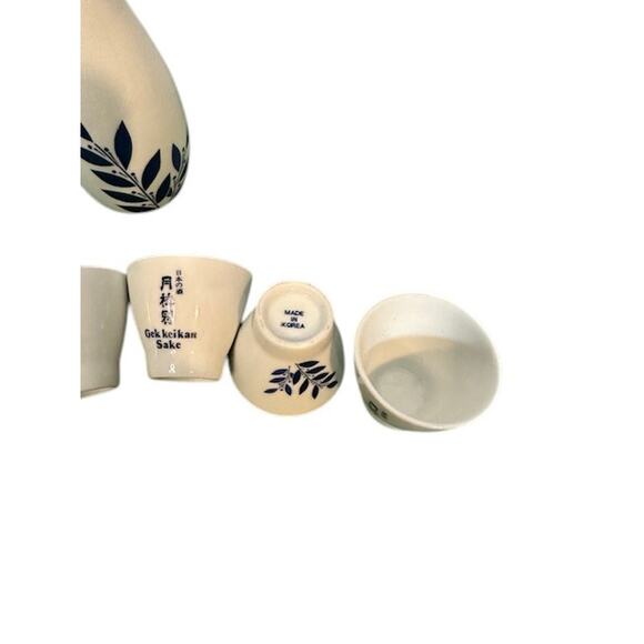 Gek Kei Kan Sake Japenese Carafe and Cups White Blue Ceramic Set - Picture 6 of 8